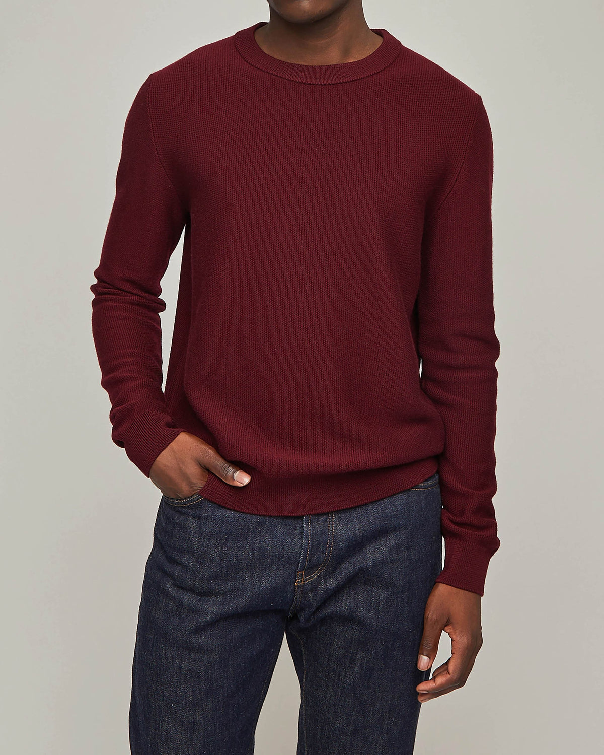 Pull Asti bordeaux à col rond porté avec un jean brut