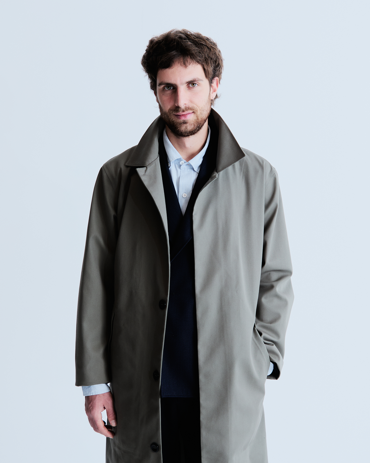 Mac Beaubourg sauge porté ouvert sur une veste marine