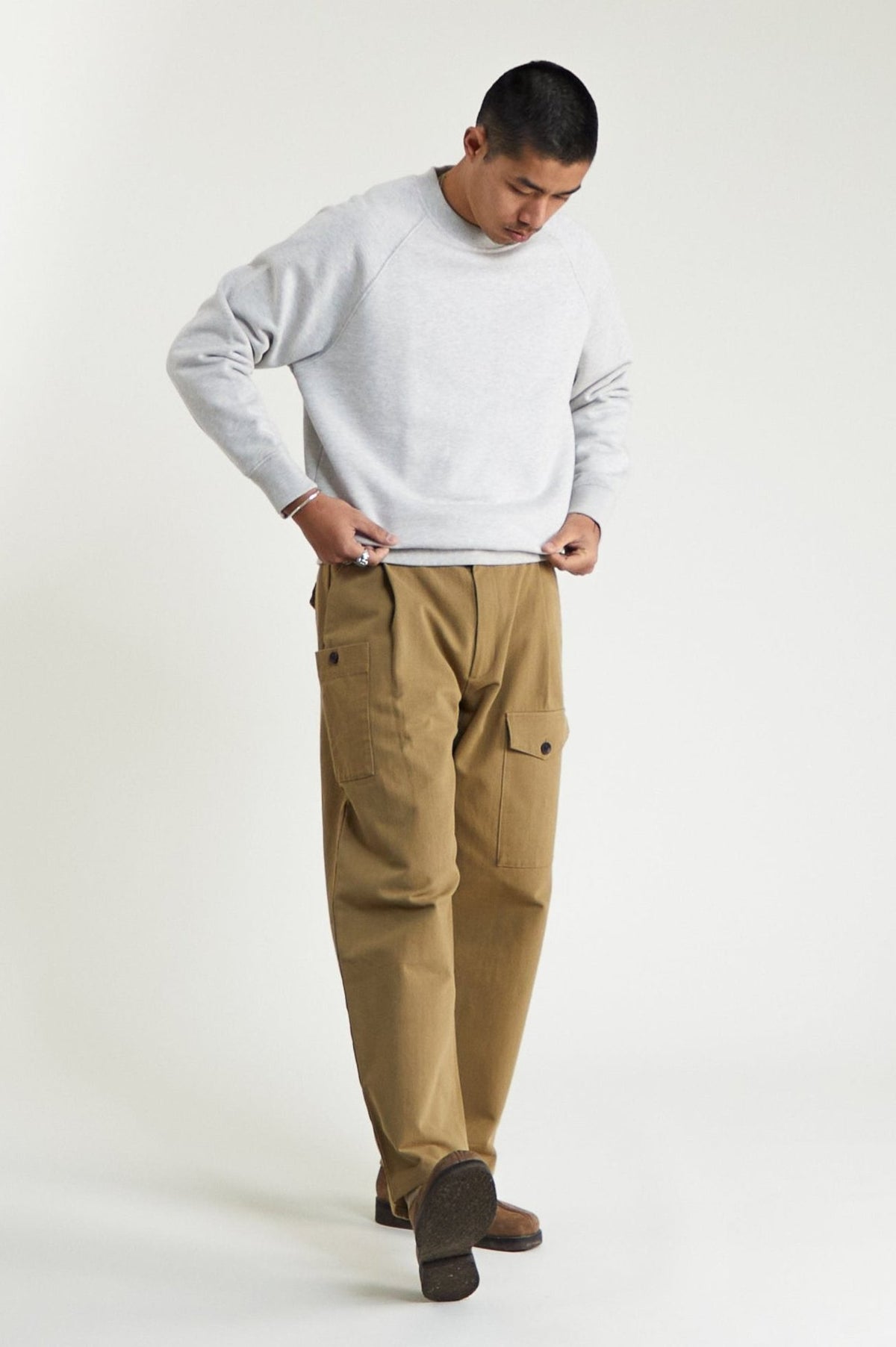 Pantalon cargo Kamikoshi coyote porté avec un sweat gris