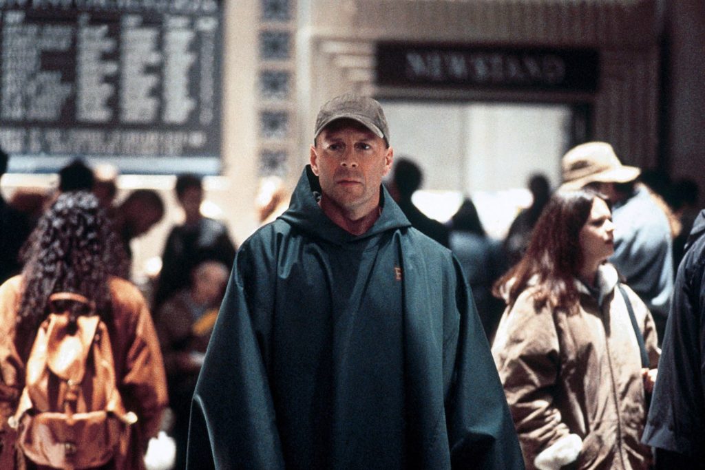 « Incassable » : et si la véritable star du film était le poncho de Bruce Willis ? – Bobine