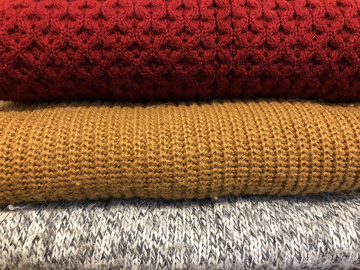 823c23b9-2358-4d39-9b08-946727e12281 trois-pulls-maille-laine-bouloche-700x525