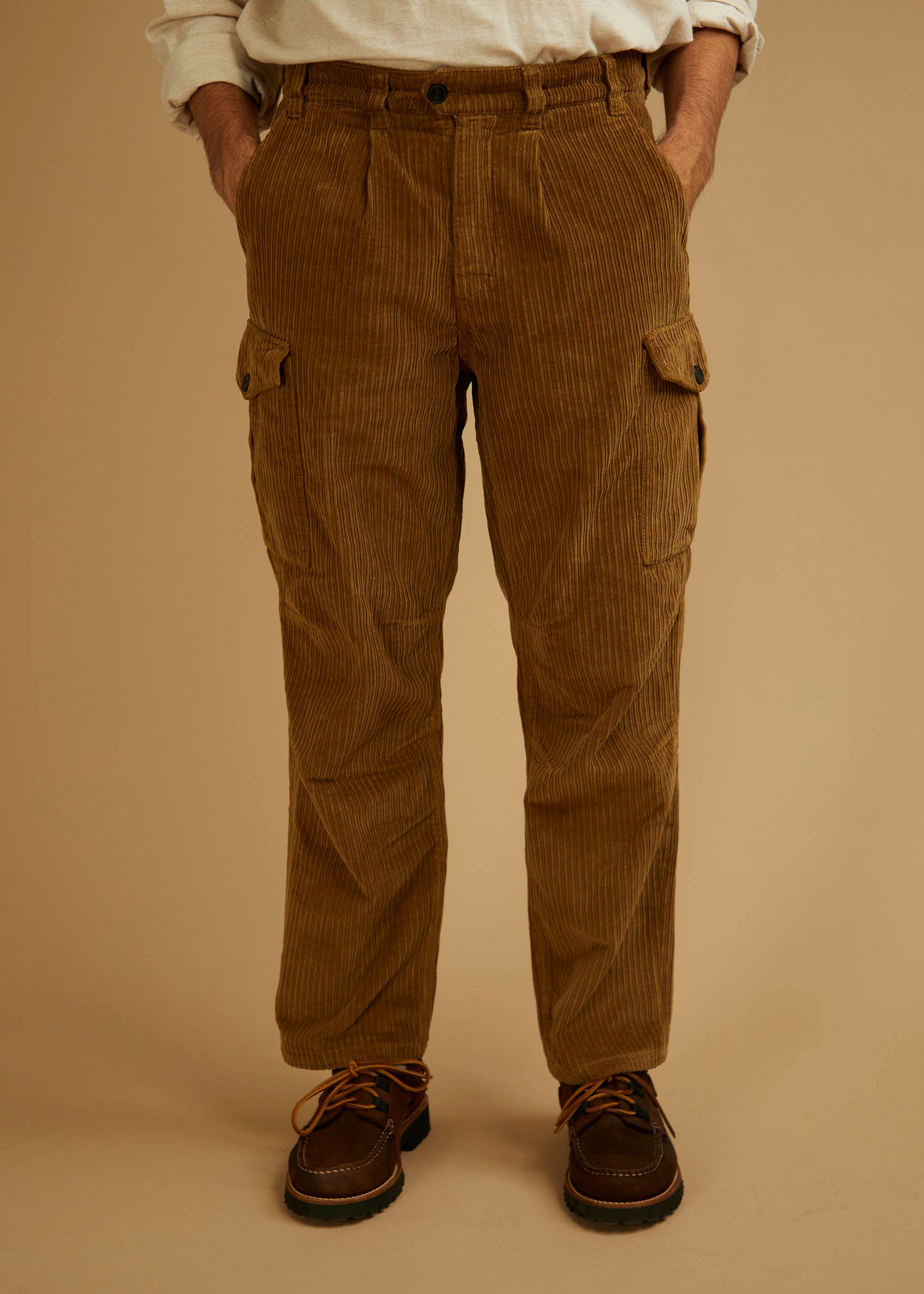 Pantalon cargo Hokokuji en velours texturé tabac - 1