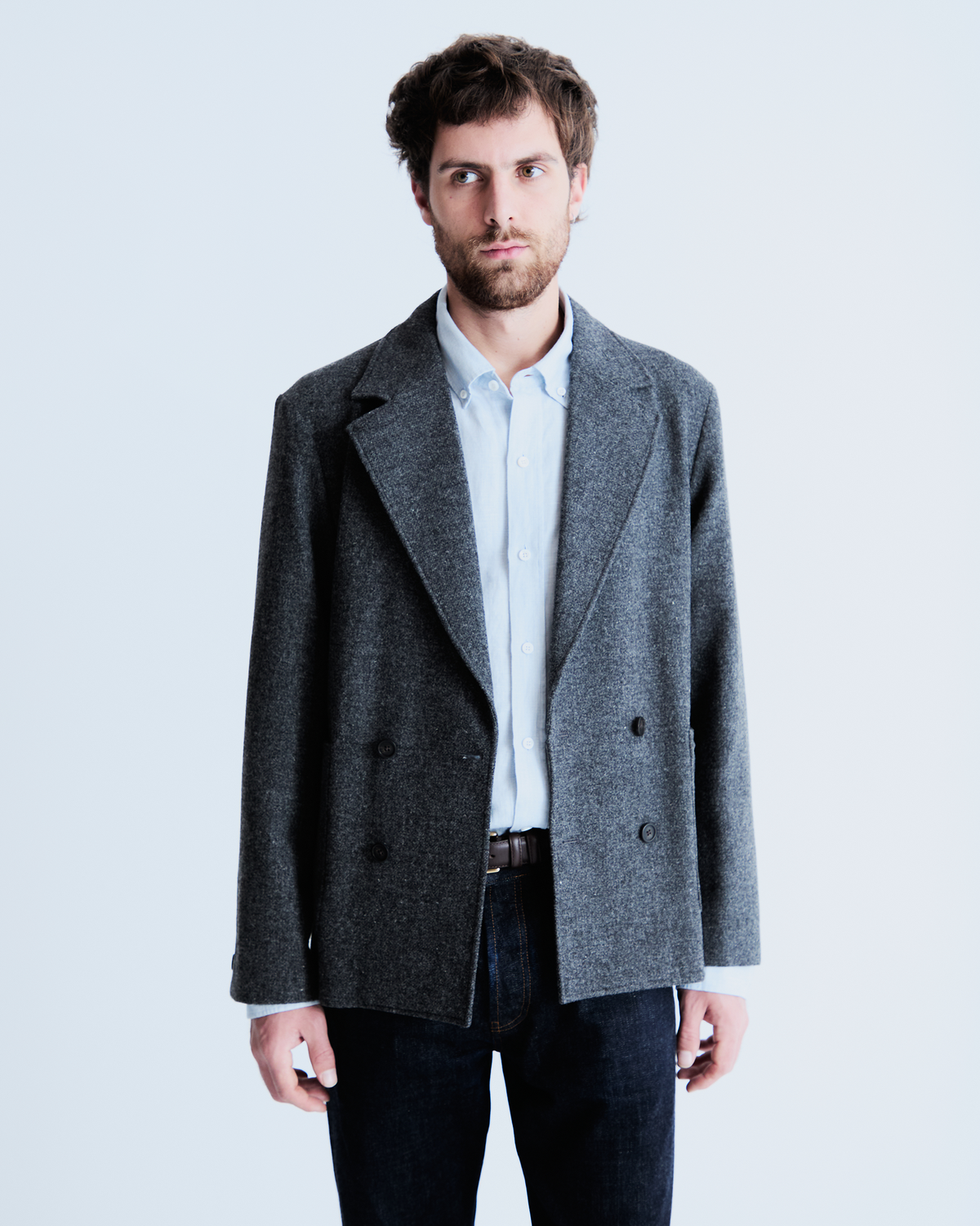 Veste Otranto grise portée ouverte sur une chemise