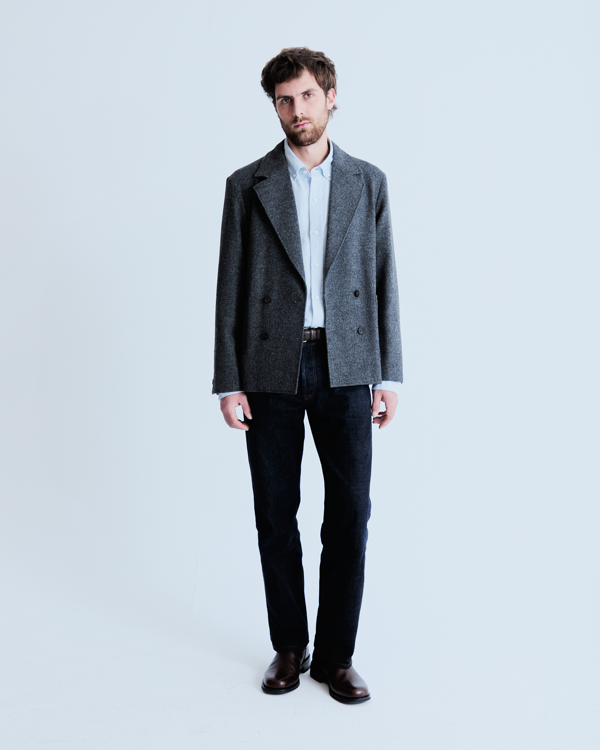 Veste Otranto grise portée en pied avec un pantalon noir