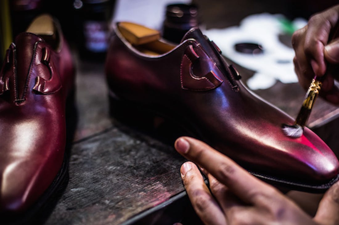 Enlever des tâches sur des chaussures en cuir : le guide - L
