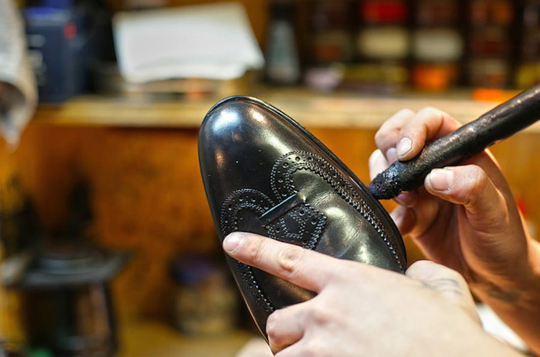 Rénover ses chaussures en cuir : La méthode pas à pas - La Boutique Du  Cirage